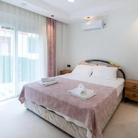 Huge Triplex W Pool And Garden In Villa