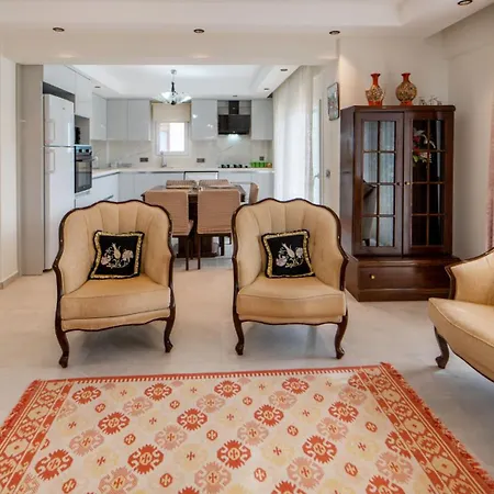 Huge Triplex W Pool And Garden In Villa
